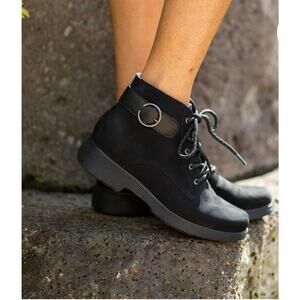 Munro Buckley Boots Size 7.5 Black Nubuck Leather Lace Up Zipper Buckle NWOT